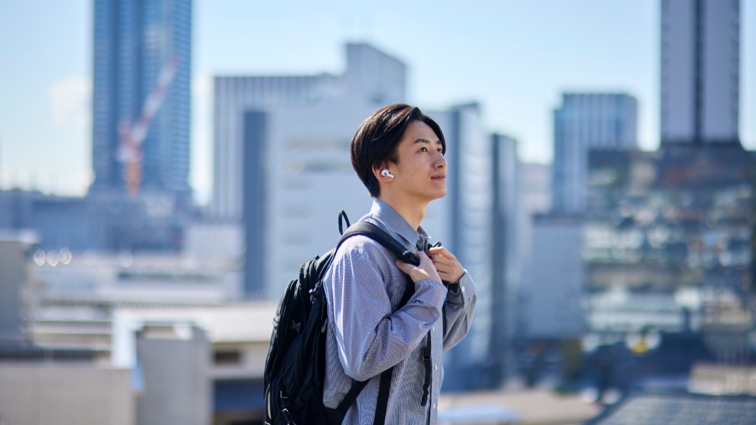 街を歩く男性